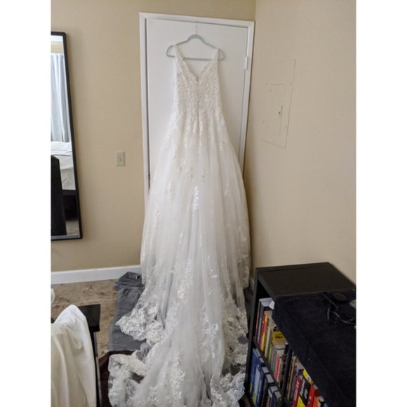 👰🏽Demetrios Princess Ballgown w/ Cathedral Train - Picture 10 of 16